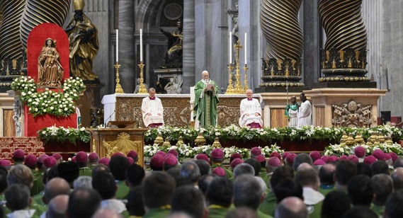 Los católicos deben construir una Iglesia más humilde, buscando juntos la verdad, dice el Papa