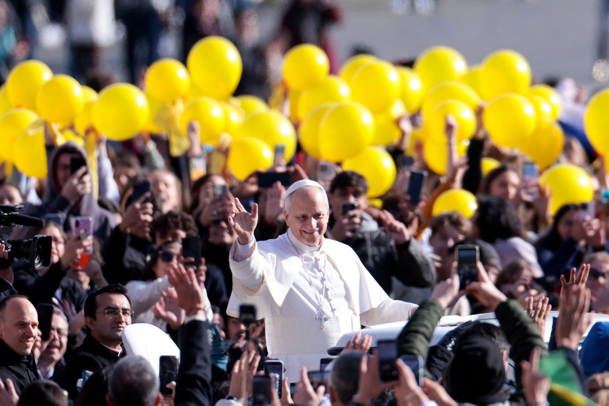 El Papa León XIV saluda a los fieles a su llegada para celebrar la audiencia general en la Plaza de San Pedro del Vaticano, el 18 de febrero de 2026. (Foto OSV News/Remo Casilli, Reuters)