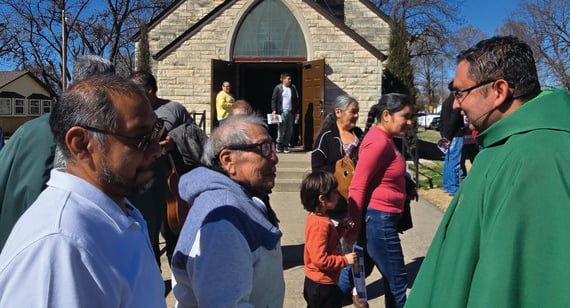 Sacerdote de Pauls Valley reza por el bienestar del pueblo venezolano