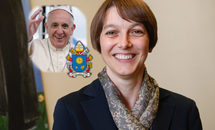 How does Pope Francis communicate?
