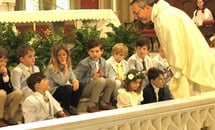 Priest to first communicants: The Eucharist is ‘the best food in the entire world!’