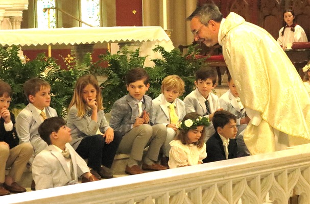 Priest to first communicants: The Eucharist is ‘the best food in the entire world!’