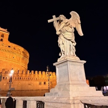 Crossing the Tiber River – the Bridge of the Angels