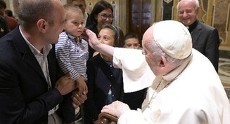 Papa: La preocupación de la Iglesia por la familia va más allá de la pareja