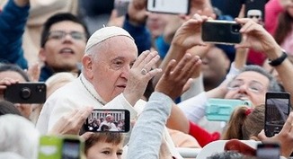 Darkness, desolation invite people to draw closer to God, pope says