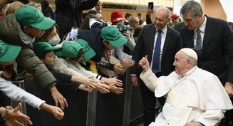 'Sueñen en grande', tomen pequeños pasos por la paz todos los días, dice papa a estudiantes