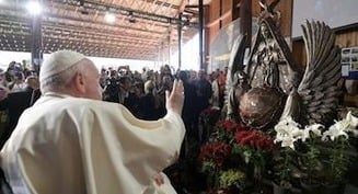 El Papa bendice una escultura de la Virgen Desatanudos para los indígenas