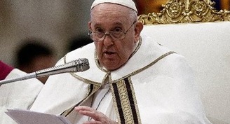 Dios 'sufre' cuando los creyentes lastiman, ignoran a aquellos a los que Dios ama, dice el papa