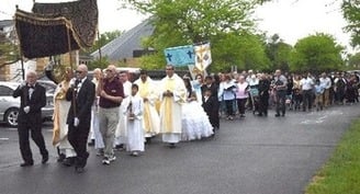 Católicos de muchas culturas muestran su amor por la Eucaristía en una parroquia de Indiana