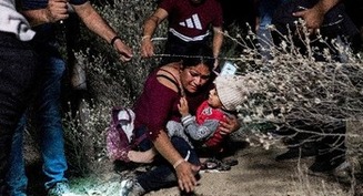 Grupos católicos condenan el presunto trato 'inhumano' hacia los migrantes por parte de Texas