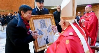 No pierdan la esperanza, dice el Papa al abrir la Puerta Santa en una cárcel de Roma