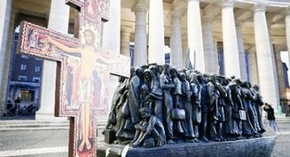 Pope urges the church to see the face of Christ in migrants