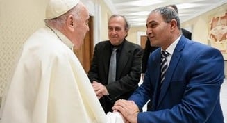 Pope praises friendship of grieving Israeli, Palestinian fathers