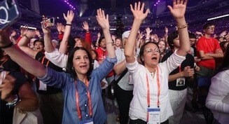Congreso celebra noche especial de avivamiento con adoración eucarística para sanar corazones