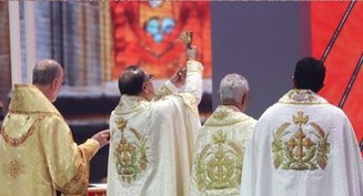 La última noche de avivamiento renueva a miles en el Congreso Eucarístico para estar vivos otra vez