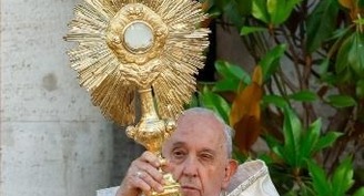 Adoring, receiving Eucharist makes Christians into missionaries, pope says