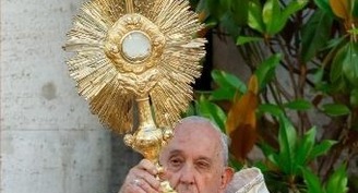 Rebel from evil by receiving Communion, pope tells Eucharistic congress