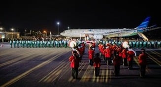 Pope receives warm nighttime welcome to Papua New Guinea
