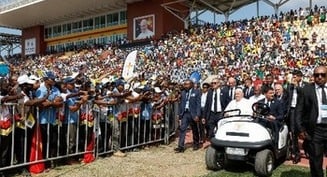 United in love, young people can change Papua New Guinea, pope says