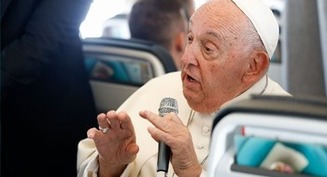 Pope to media: Share hope, build community, shun aggressiveness