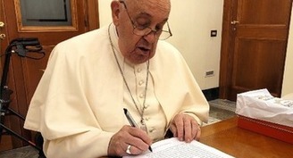 Pope looks back on his life, urges people to look to future with hope