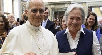 Los migrantes y los refugiados son a menudo modelos de esperanza y fe, dice el Papa León