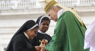 Migrants, refugees are often models of hope and faith, pope says