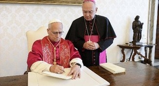 No se puede servir a Dios y al dinero, afirma el Papa el día que firma documento sobre la pobreza