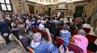 Pope welcomes Russian pilgrims, prays they will be witnesses of hope