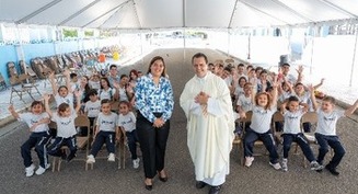 Sacerdote y directora de Puerto Rico reciben distinción por reconstruir iglesia y escuela
