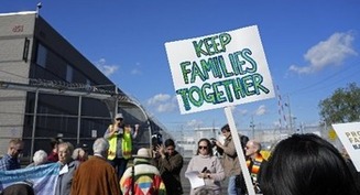 Una coalición católica celebra vigilias de oración en todo el país frente a las oficinas del ICE