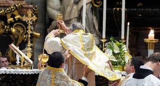 El cardenal Burke celebra la Misa tradicional en latín en la basílica de San Pedro