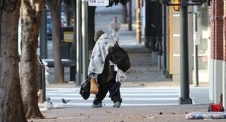 Pobreza mundial, restricciones religiosas, discriminación contra mujeres siguen siendo elevadas