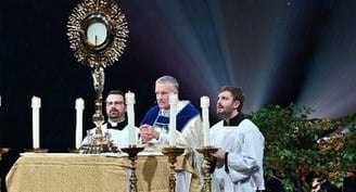 Jesús ‘es el rey de nuestros corazones’, dice el arzobispo Pérez en la Misa de clausura de la NCYC