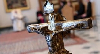 For those who embrace Christ's love, death is not the end, pope writes