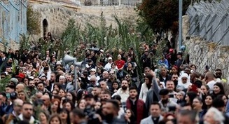 4,000 process in Jerusalem for Palm Sunday amid Israeli bombardment of Gaza