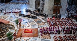 Peregrinos en oración acompañan el cuerpo del Papa a la basílica