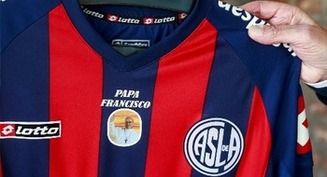 El Papa Francisco es homenajeado por su club de fútbol favorito, San Lorenzo