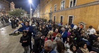 Más de 19.000 personas rinden homenaje al ataúd del Papa en primeras nueve horas del velatorio