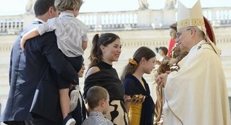 A family's love grounded in Christ is sign of peace for world, pope says
