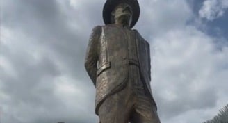 Teenager makes world's tallest sculpture of iconic Venezuelan doctor who will be canonized