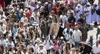 Pope welcomes young people to Rome for jubilee, thanks media for promoting truth