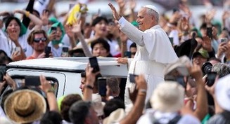 Don't settle for less; God is waiting to transform your life, pope tells youth