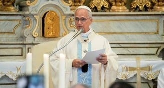 Praying for peace, pope encourages people to look to Mary with hope