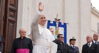 Praying for peace, pope encourages people to look to Mary with hope
