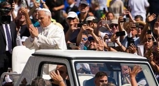 Hallow joins spiritual birthday bouquet for Pope Leo
