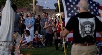 Católicos de Arizona se reúnen a rezar el rosario por Charlie Kirk