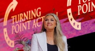 ​Durante funeral, la viuda de Kirk dice que perdona al asesino de su esposo