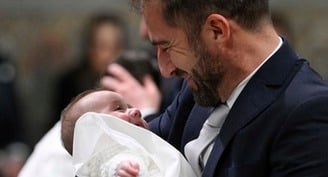Los padres no deben esperar a que los hijos elijan el bautismo, dice el Papa, al bautizar a 20 bebés