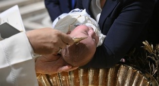 El bautismo proporciona luz en la oscuridad y es la puerta al cielo, dice el Papa León